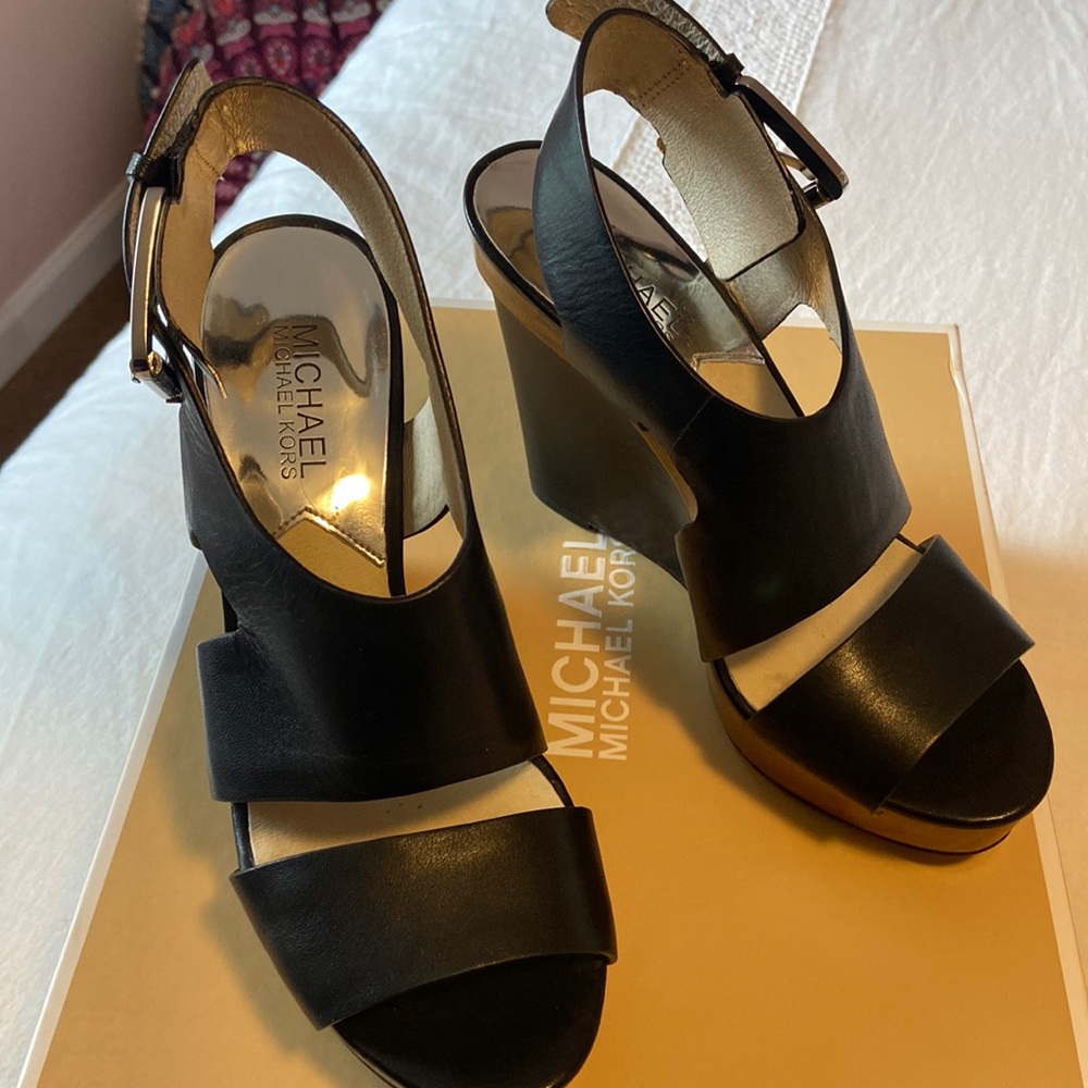 MICHAEL Michael Kors Wedged Black leather and wood sandals